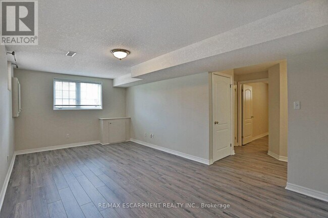 Photo du bâtiment - 279-279 Nashville Cir