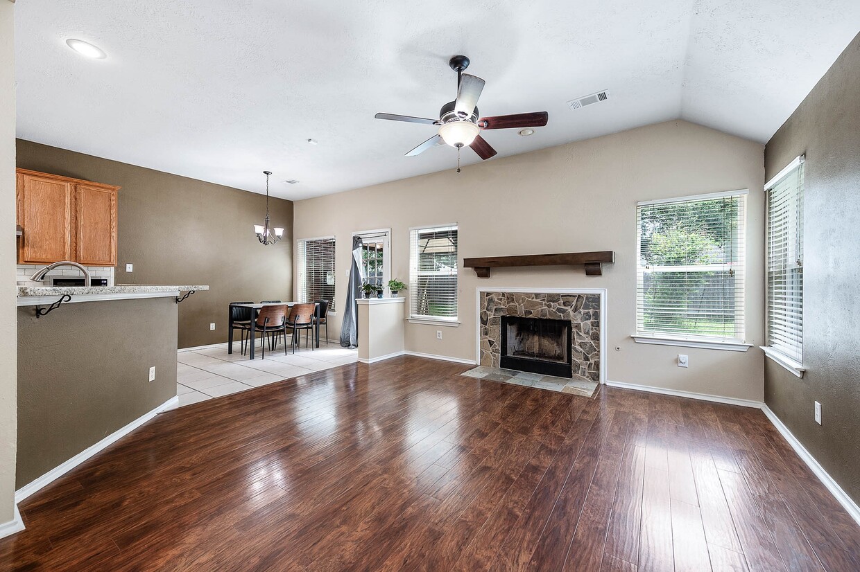 Foto principal - 6210 Newbury Dr