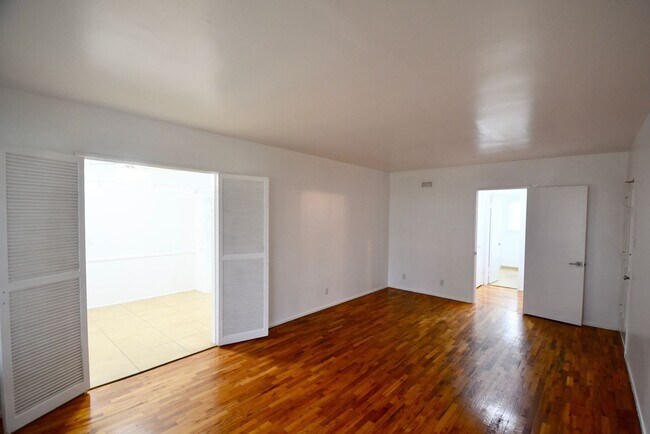 Foto del edificio - 5220 Radford Ave