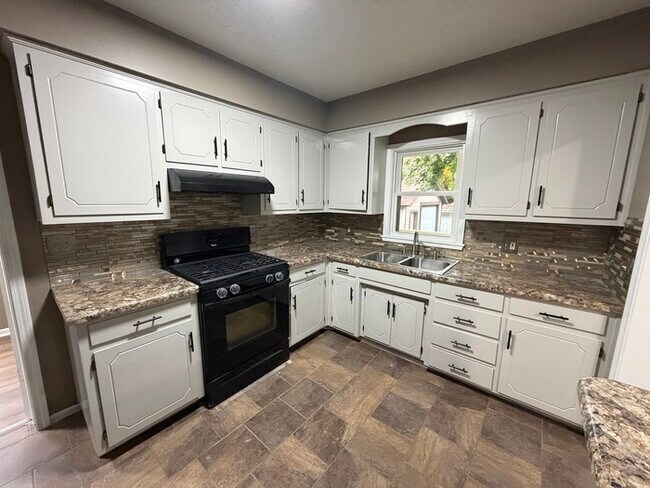 Foto del edificio - Move in Special - 3bed 2 bath in KCK off T...