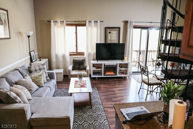 Foto del edificio - 12 Stonehill Dr