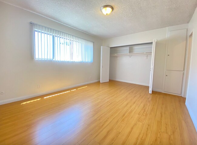 Foto del edificio - 319 S Clark Dr