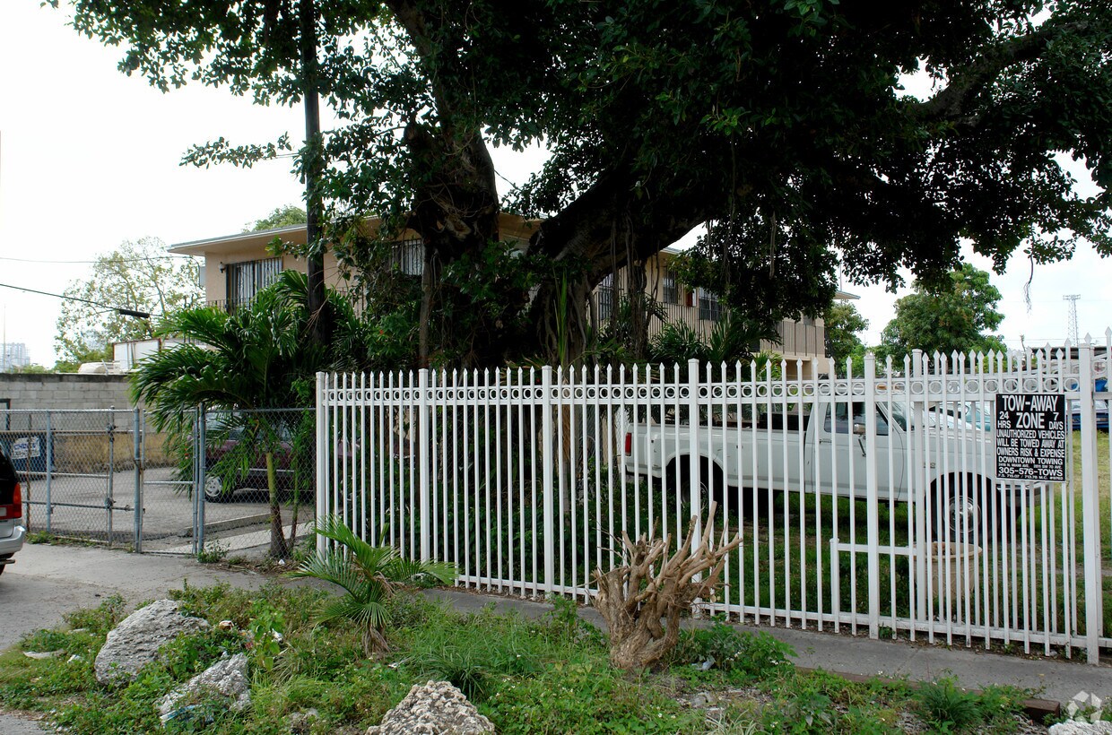 Foto del edificio - 668 NW 31st St