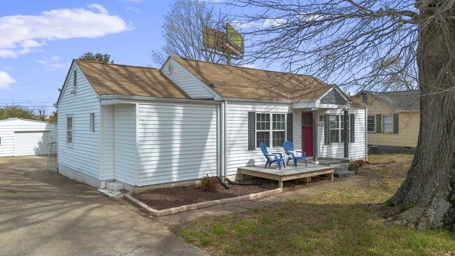 Building Photo - 6627 Hilton Dr