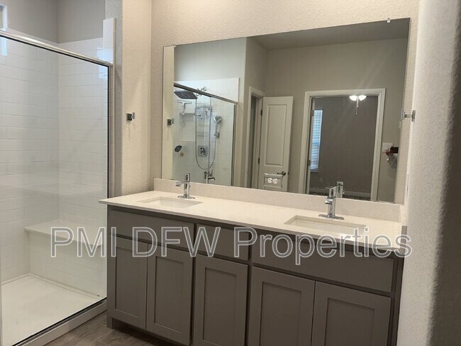 Foto del edificio - 14537 Caelum Dr