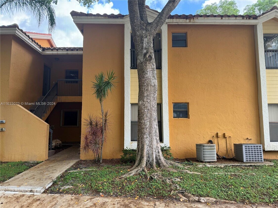 Primary Photo - 3986 Coral Tree Cir