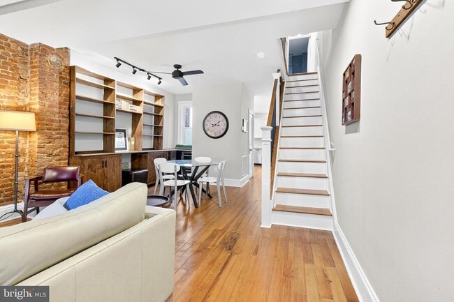 Building Photo - 624 St Joseph St