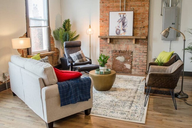 Building Photo - 1423 Pleasant St