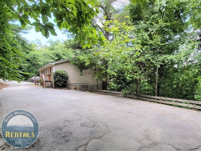 Foto del edificio - 323 Mountain Aire Ln