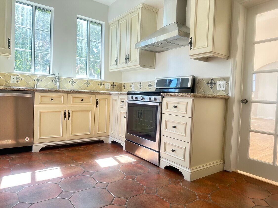 Foto principal - 1602 S Sierra Bonita Ave