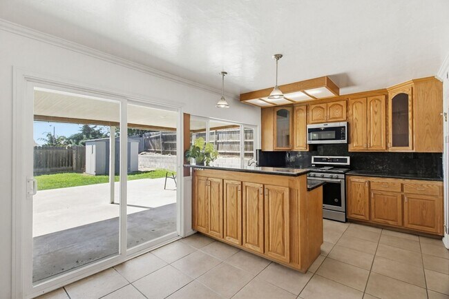 Foto del edificio - Single level, 4 bedroom, 2 bath home with 2 car garage and RV parking available now!