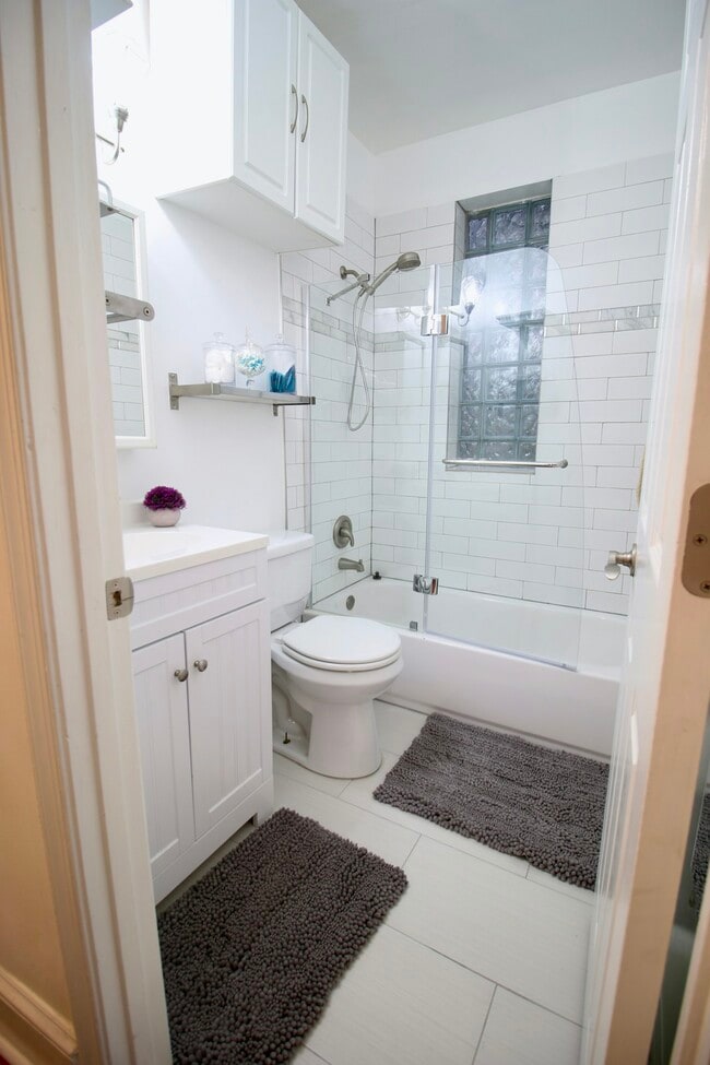 Building Photo - 1423 E Street NE, Unit First Floor