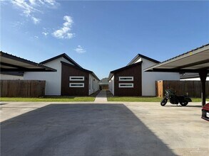 Building Photo - 12 West Dr