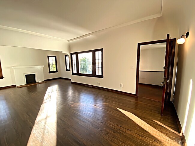Building Photo - 920 N Hoover St