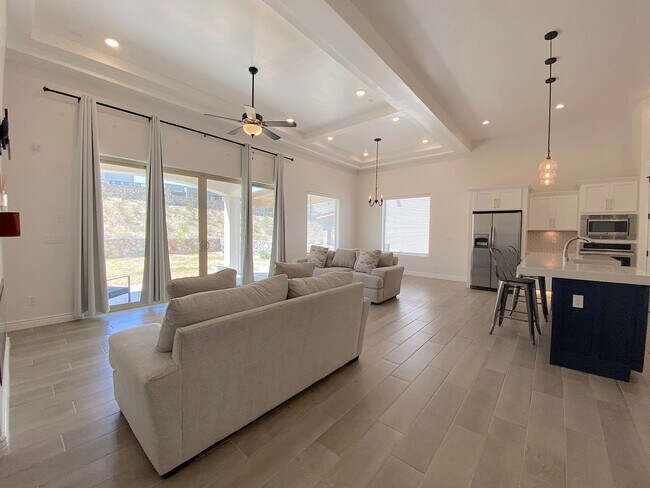 Foto del edificio - West El Paso Cimarron Neighborhood Stunning 4 bed/2.5bath
