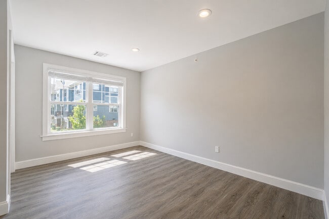 Building Photo - 35 2nd St