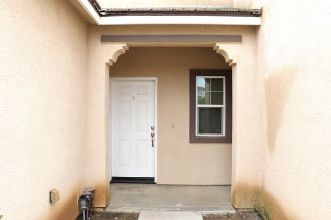 Building Photo - 864 Pinewood Ave