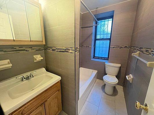 Foto del edificio - 2 bedroom in BRONX NY 10452