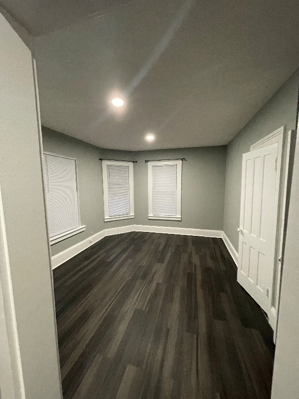 Building Photo - 595 William St