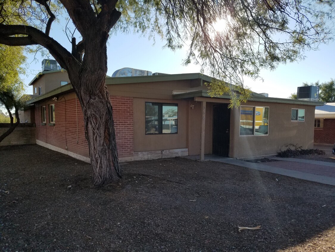 Unit #1 Entry - 846 E Waverly St