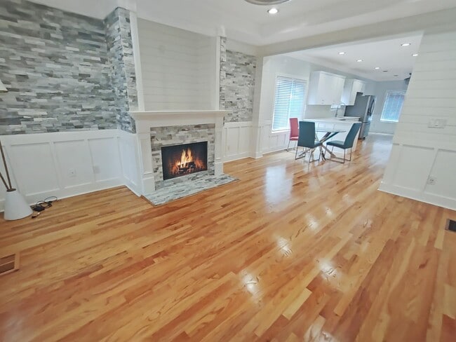 Building Photo - 728 Garibaldi St SW