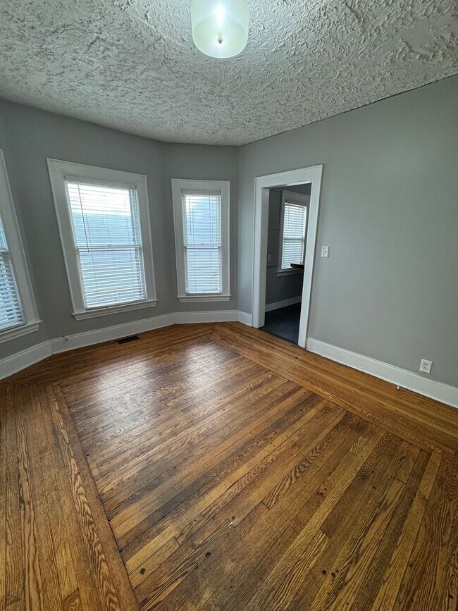 Foto del edificio - 825-827 Westcott Street