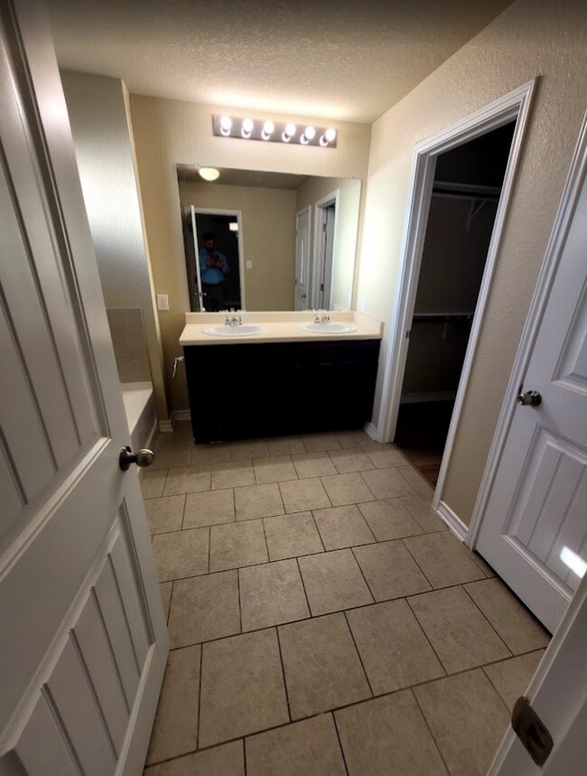 Foto del edificio - 8745 Ironwood Hill