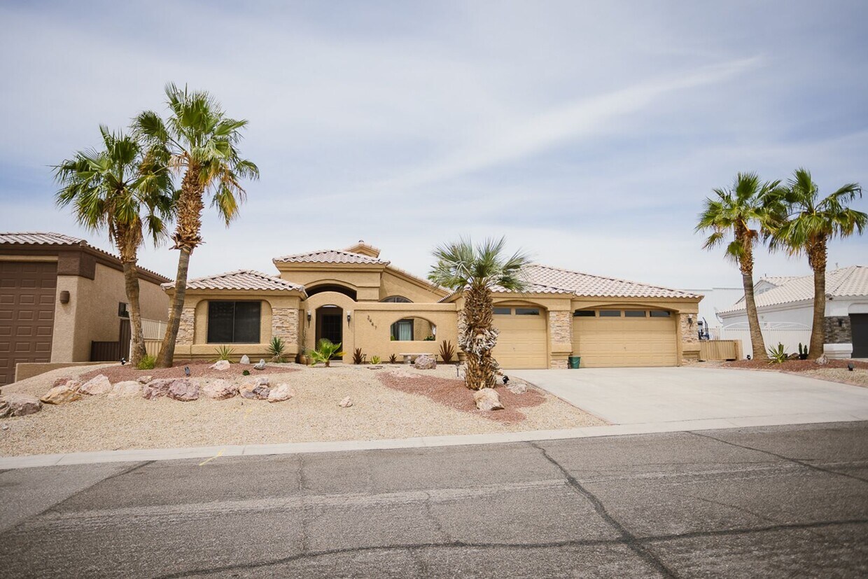 Foto principal - Lake Vacation!! 3 Bed 2 Bath POOL Home!!
