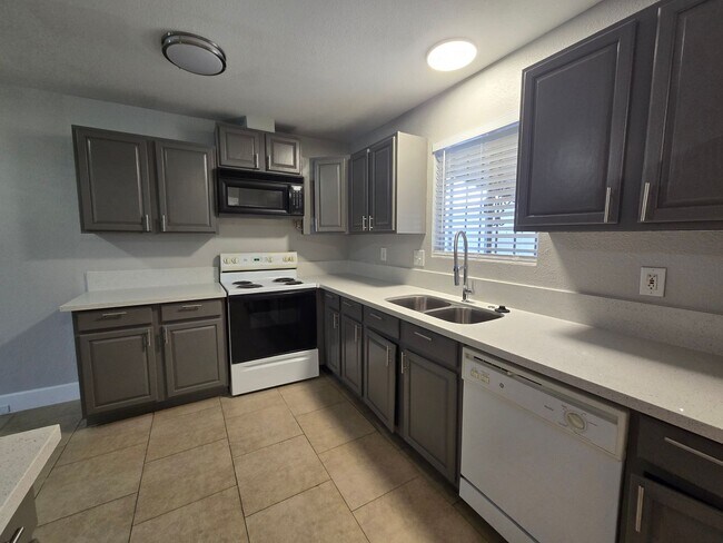 Building Photo - 560 Greenbriar Townhouse Way