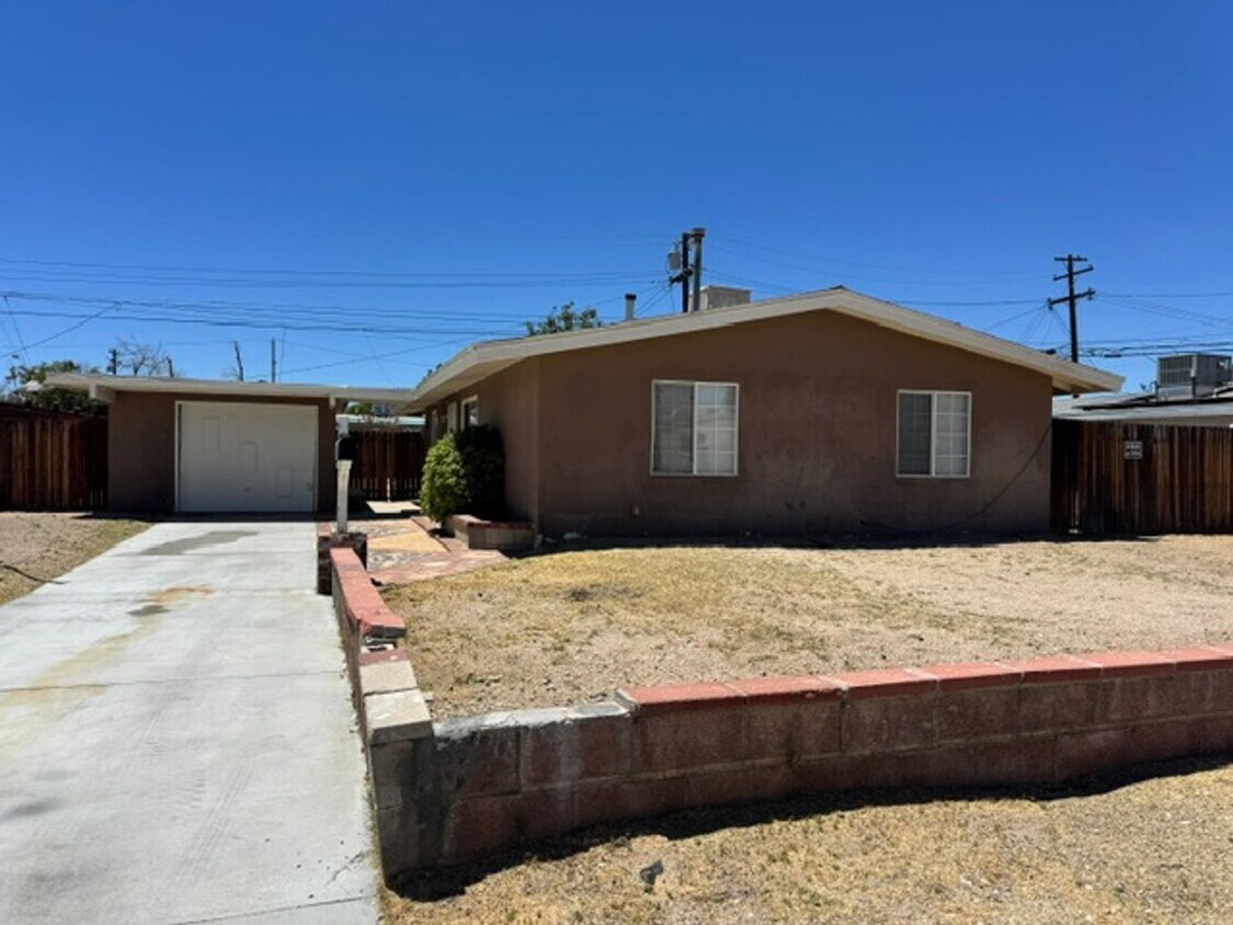 Building Photo - Remodeled 4+2 In Quiet Neighborhood - $2800