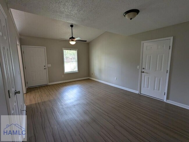 Foto del edificio - 628 Honey Ridge Ln