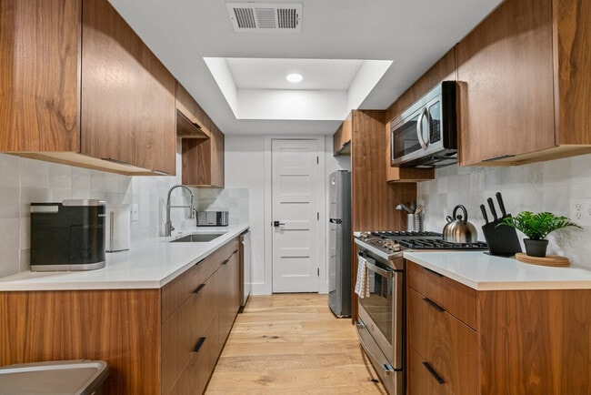 Building Photo - 2104 Lamplight Village Cir