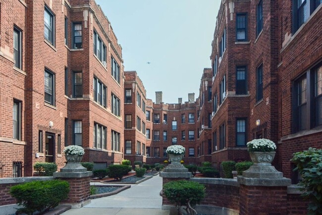 Building Photo - 4419 N Wolcott Ave