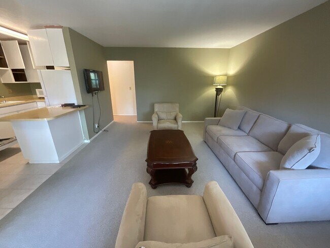 Foto del edificio - Available Now is a Beautiful Condo Located...