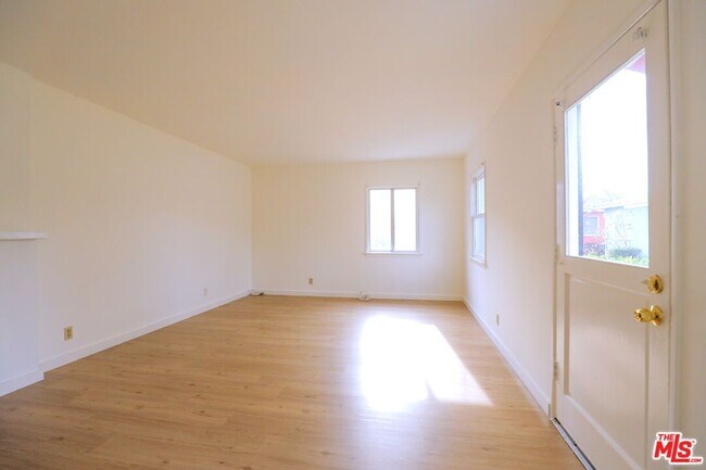 Foto del edificio - 1944 Cloverfield Blvd