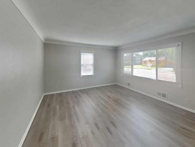 Building Photo - 2080 McKnight Rd N