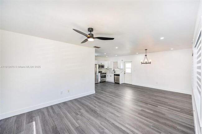 Foto del edificio - 1706 S Le Jeune Rd