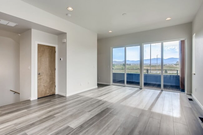 Building Photo - Immaculate 3 Bedroom Townhome Available Se...