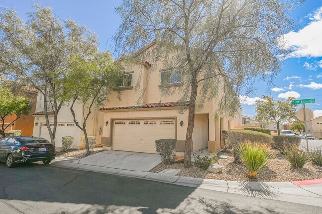 Foto del edificio - This Stunning 3 Bed, 2 ½ Bath Home Is A Ra...