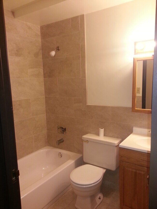 Building Photo - 411 Inland Dr