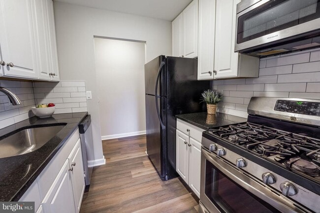Building Photo - 3991 Lyndhurst Dr