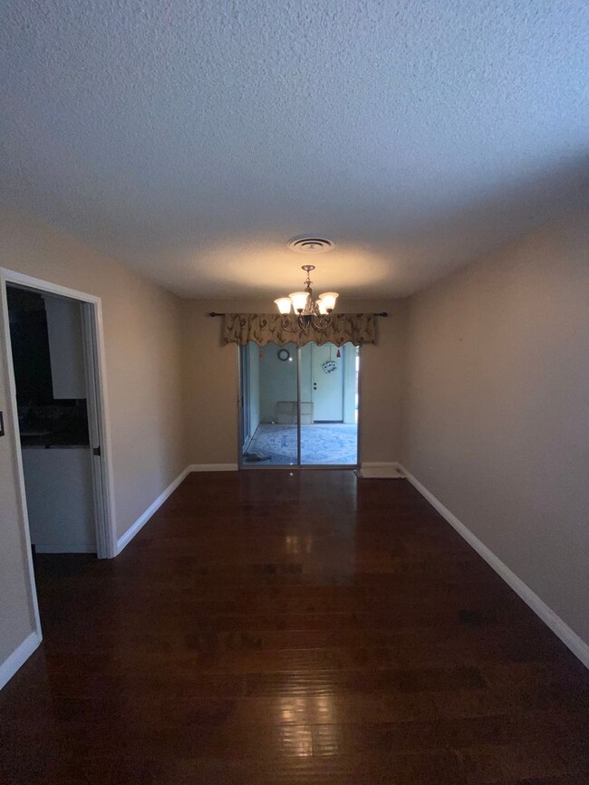 Building Photo - 55 and OLDER KERN CITY 2 BED UPDATED HOME