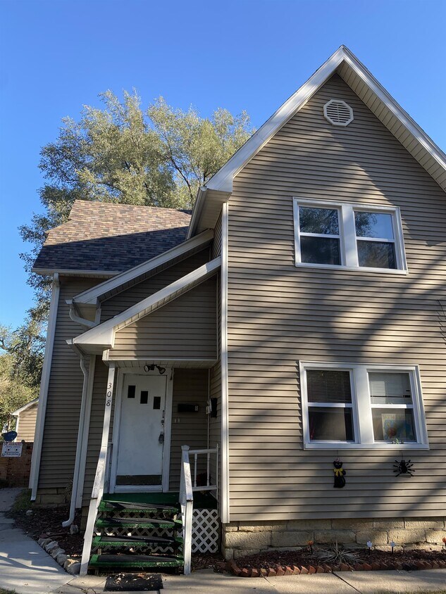 Primary Photo - 308 NW Gordon St