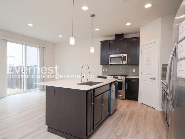 Building Photo - 4 Bed/2.5 Bath Home with Garage / Available Now!
