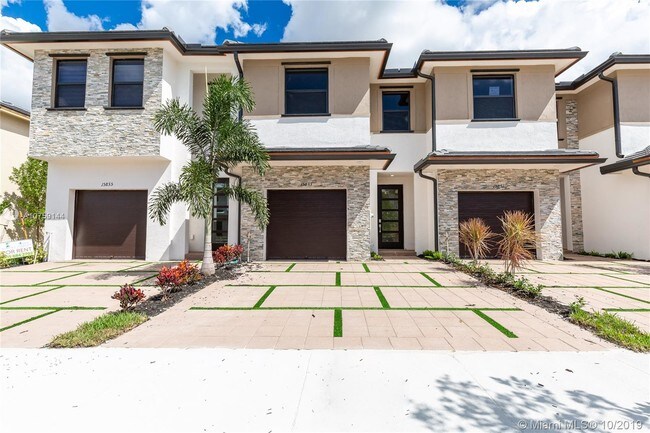 Building Photo - 15833 NW 91st CT  15833 Miami Lakes FL 33018
