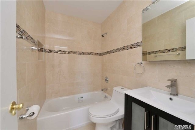 Foto del edificio - 39-22 212th St