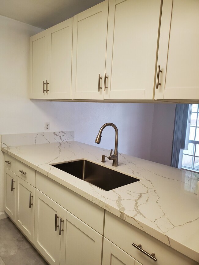 Building Photo - 413 Mananai Pl