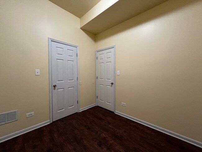 Building Photo - 5937 S Racine Ave