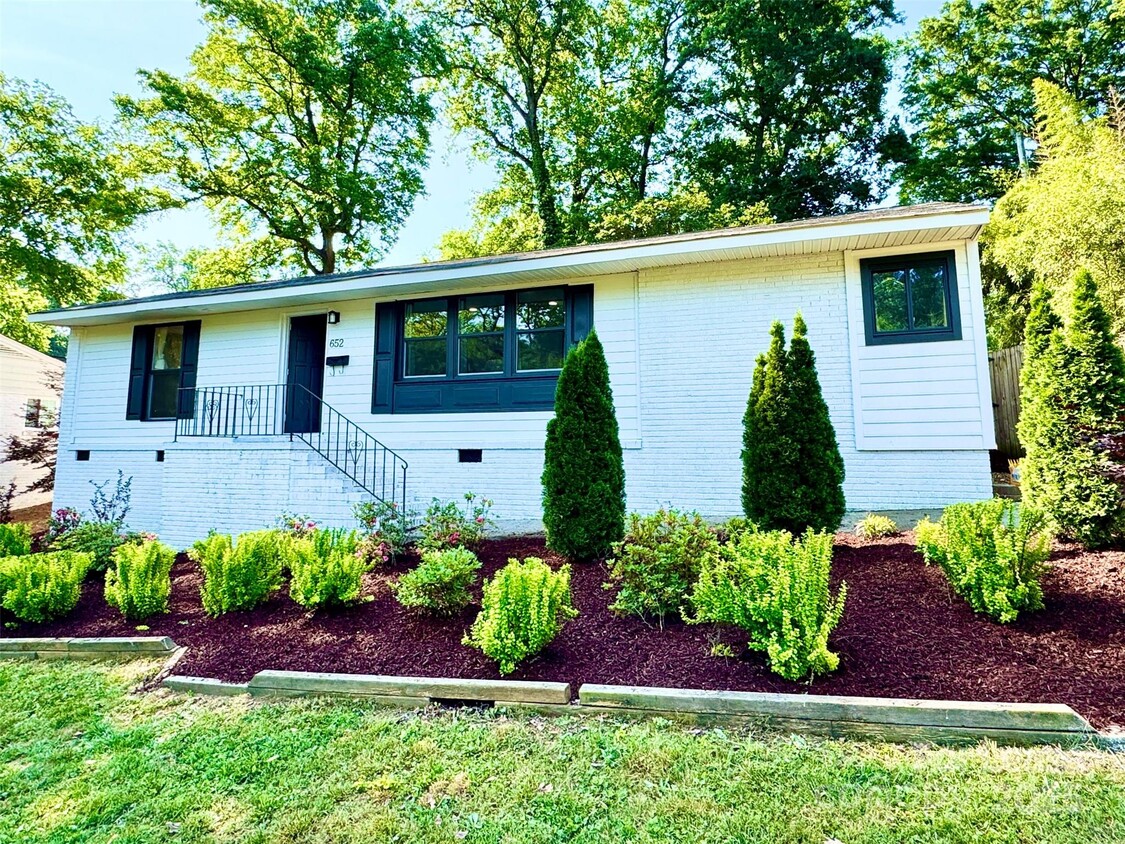 Foto principal - 652 Manhasset Rd