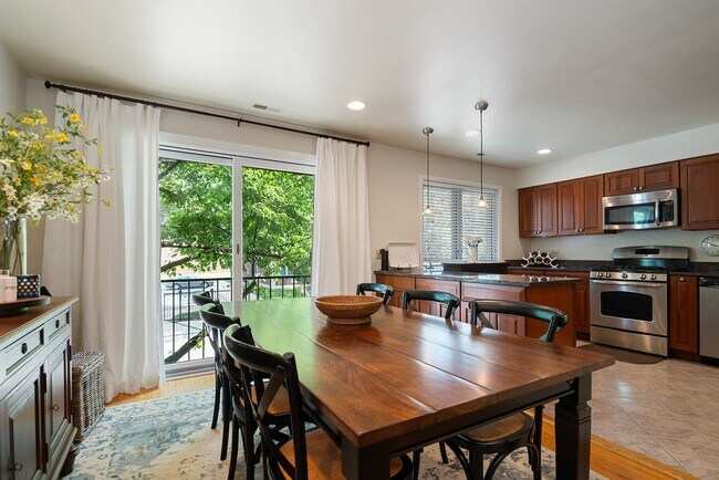 Building Photo - 753 W Dickens Ave